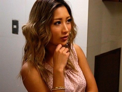 【AIKA】隣のギャルママの電気の交換を手伝ったら目の前のズボンの膨らみに欲情してチンポを引きずり出され濃厚フェラでザーメンを吸い出される！