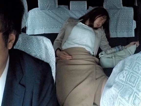 酔っ払ったOLがパンツ丸出しでタクシーに乗り込み熟睡。ホテルに連れ込んだタクシー運転手が乳首をイタズラ。
