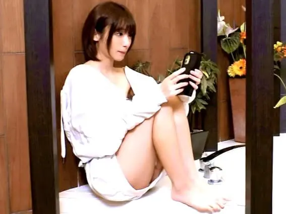 りんりん20歳 水着撮影会でミニマム巨乳の美少女と2人きりに。オッパイを揉んで乳首がはみ出したり尻肉を開いても抵抗しないのでベロチュー。手マンで濡れた膣穴にチンポを挿入して即イキさせちゃいます。シャワーで2回戦、ベッドで3回戦、とにかくマンコを突かれたいド淫乱低身長ボイン娘がエロすぎます。