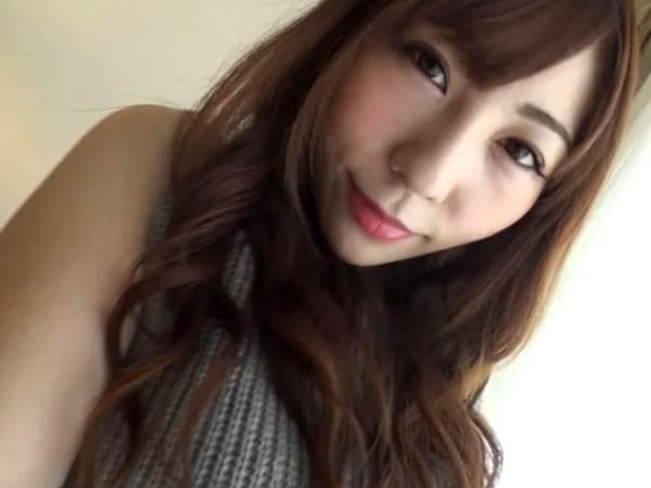 【本多由奈】お姉さんが服を脱いでエロ下着になりピンク色の乳首の美オッパイを露出。挑発的に見つめながら脚を大きく開いてパンツに手を突っ込んでのオナニー。