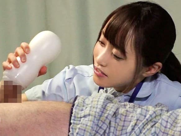 【桐山結羽】夜勤ナースの楽しみは童貞患者の欲求不満チンポいじり。オナホでシゴきまくり大量の我慢汁を分泌させ大興奮。自分自身も硬チンポを欲しくなって生挿入させピストンを強要。イカされまくったご褒美に中出しさせちゃいます。