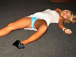 【個人撮影】道端で酔いつぶれてるギャルに媚薬付きバイブを突っ込んでみた結果w