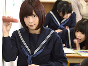 何故か壁や机からチンポが生えてくる進学校に、あの超美少女が転校してきた！ 紗倉まな