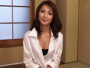 【艶堂しほり】至近距離でのセンズリ鑑賞に興奮してオナニーを始めてしまった人妻に挿入寸前！