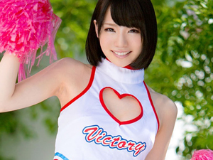 【鈴村あいり】チアガールがコスチュームのままチンポを舐めながらマンコを突かれてイキまくる3Pセックス！